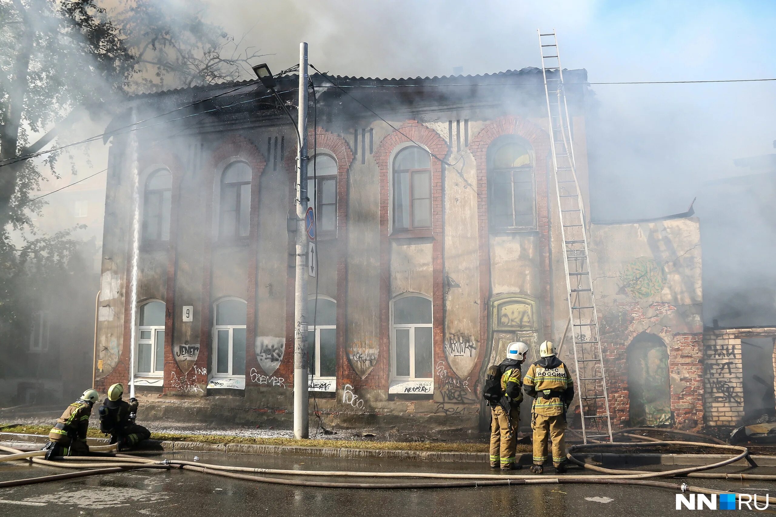 Сегодняшний пожар в балахне. Горит дом нижний новгород. Дом горит. Пожар фото. Пожар в частном доме.