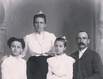 Рассматривая старые фотографии