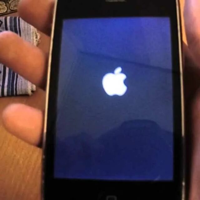 Не включается айфон 5. Apple выключился экран. Айфон застрял на экране загрузки. У айфона загорается загрузка. Загорается яблоко и темный экран.