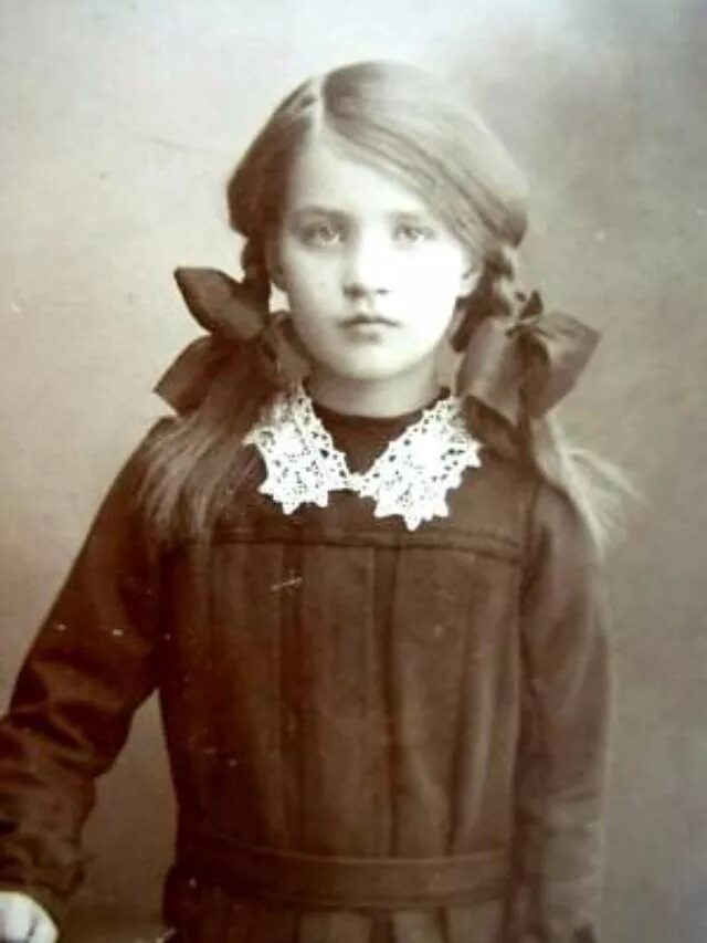 Девочки эдвардианской эпохи 1900-1910-е годы. Я гимназистка седьмого. Смоль¬ный ин¬сти¬тут бла¬город¬ных де¬виц. Платье гимназистки 20 века. Прически гимназисток.