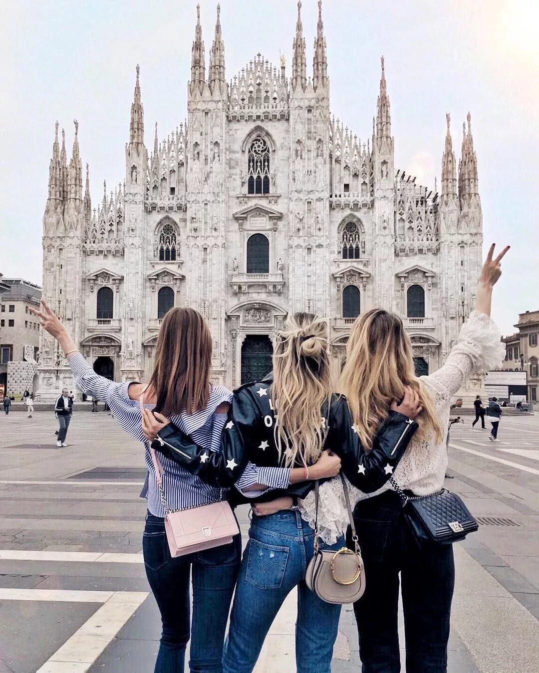 Лучшие друзья путешествия. Путешествие с подругой. Девушка путешествует. Путешествие друзей. Путешествие с друзьями по Европе.