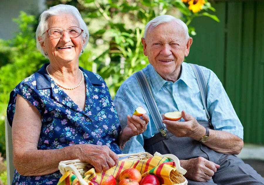 Пожилые люди. Счастливые пенсионеры. Пенсионеры на даче. Счастливые русские пенсионеры. Название старых людей