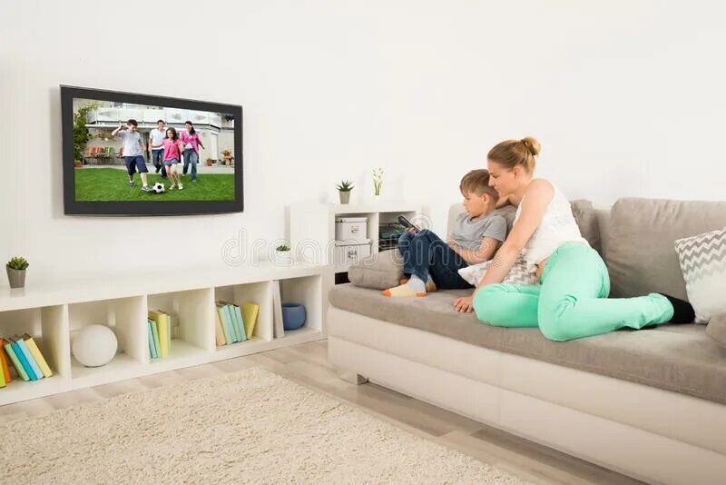 Father watching tv vector. Просмотр телевизора с мамой. Дочка смотрит телик лежит. Mother to watch tv. Мама смотрит телевизор.