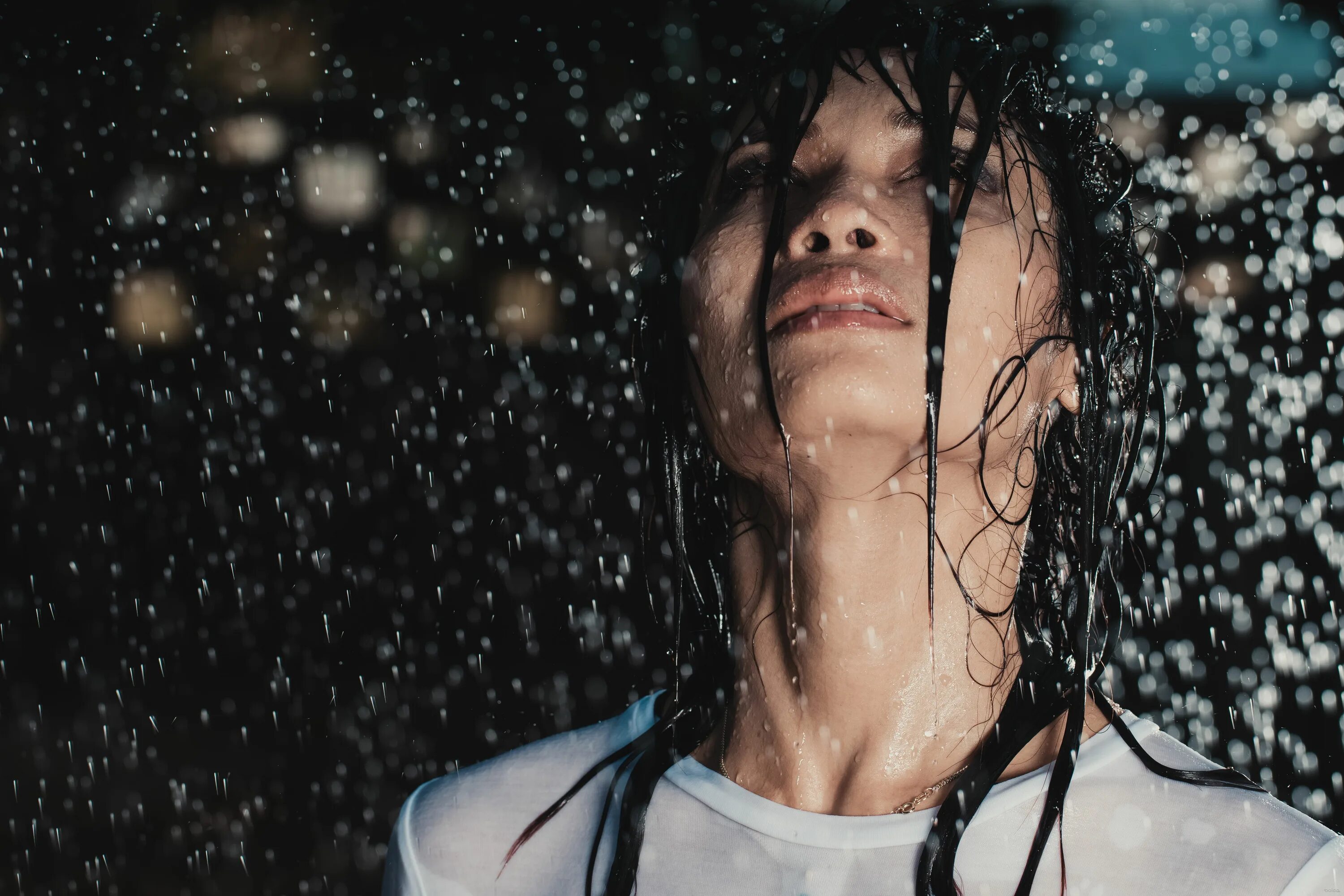 Rain фото. Девушка под дождем. Девушка дождь. Женщина с мокрыми волосами. Лицо девушки под дождем.