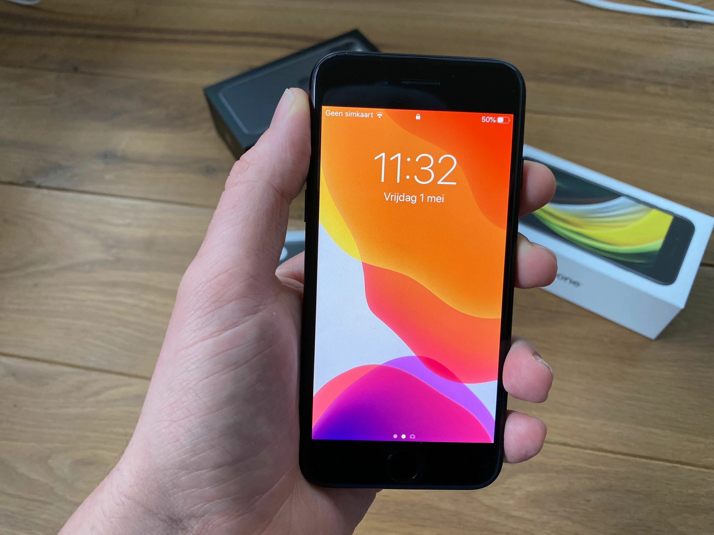 Новый айфон 2020 se2. Смартфон apple iphone se (2020) 128gb. Iphone se 2020 стоит. Apple iphone se 2020 64gb red. Iphone se 2020 стоит.