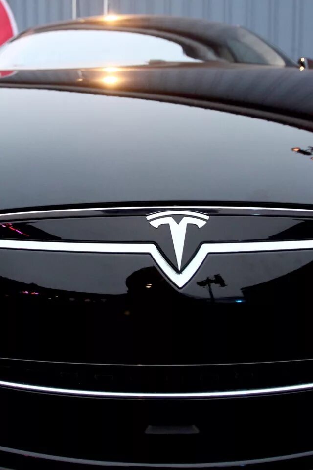 Знак теслы на машине. Тесла знак. Марка машины Тесла. Значок Тесла машины. Марка машины Tesla 2.4l.