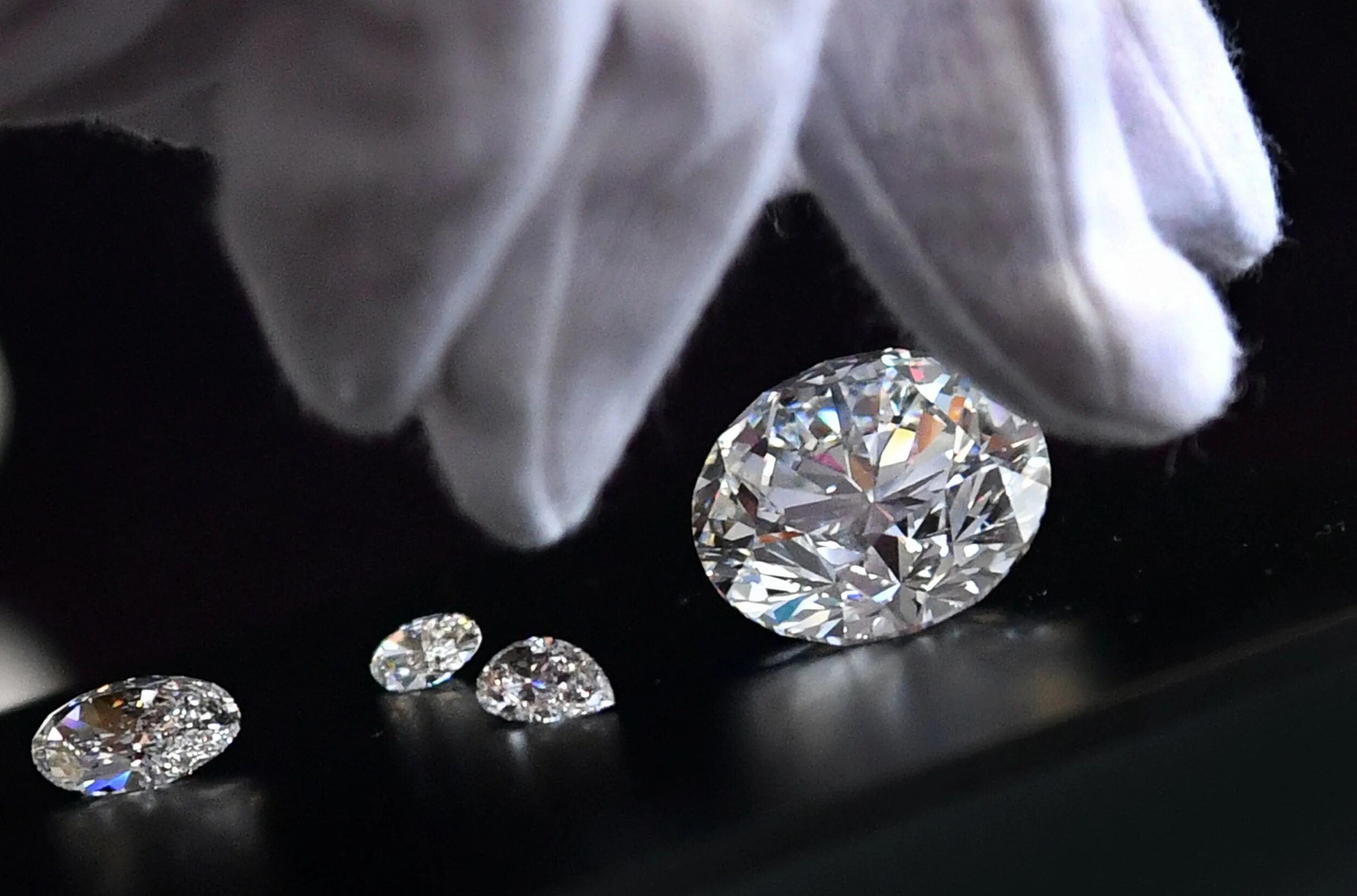 Инвестирование в драгоценности first class diamonds. Де Бирс Алмаз. Алмаз Куллинан. Хранилище алмазов де Бирс. Алмаз Куллинан не огранёный.