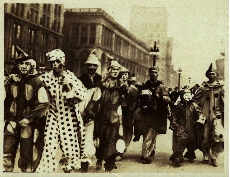Марш клоунов. Вашингтон 1918. Чикаго 1918 год. Толпа клоунов. Парад клоунов.