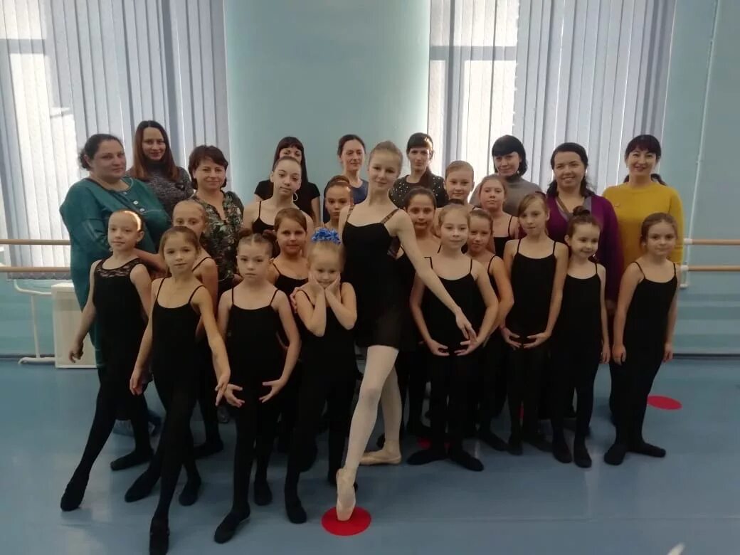детский танцевальный коллектив на сцене. ирина новик хореограф. хореограф балет. хореография курск. колледж хореографии.