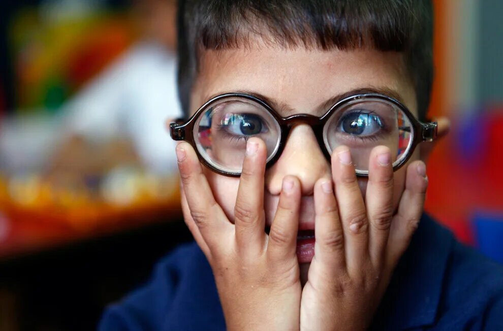 Почему очки назвали очками. Слепые и слабовидящие дети. Люди с нарушением зрения. Дети с плохим зрением. Дети с нарушением зрения Слепые.