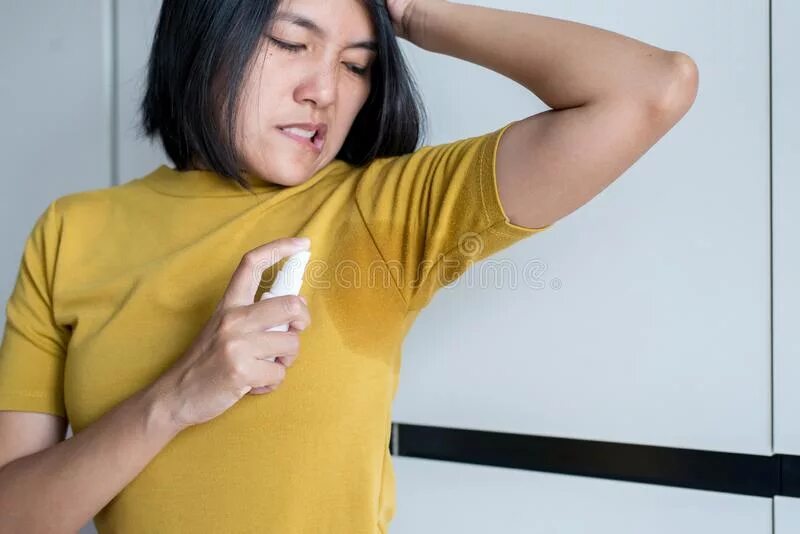 Запах азиатов. Удивленный китаец. Женский пот. Запах азиатов. Девушка нюхает подмышки.