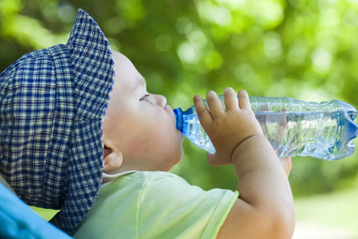 Бутылочка сын. Дети воды. Ребенок пьет. Пить воду. Питье воды.