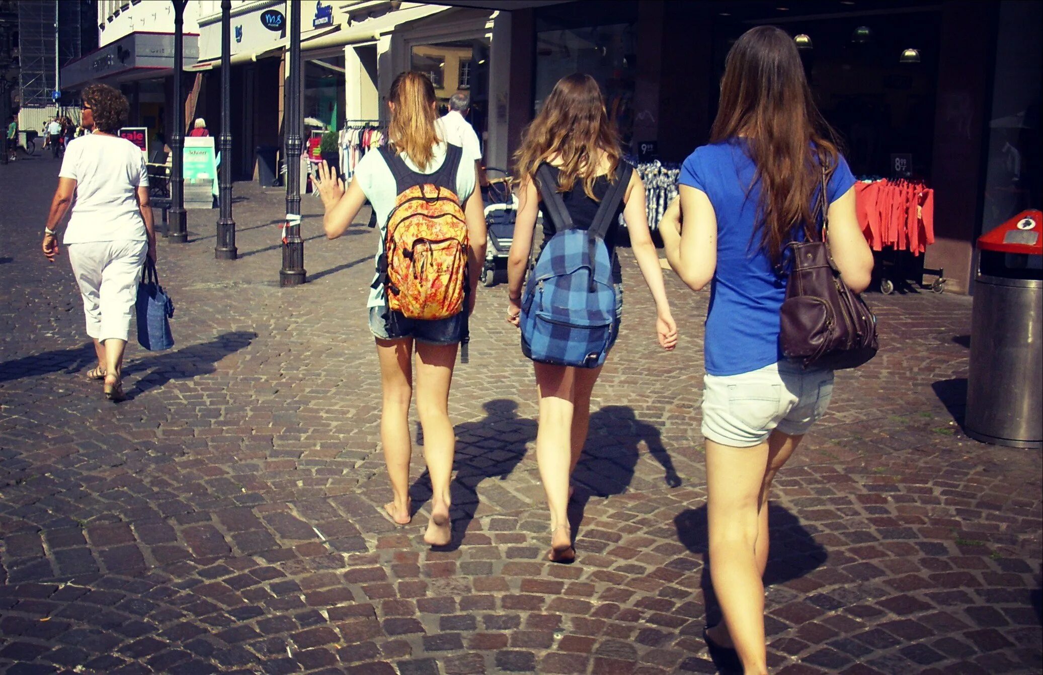 Босиком по Москве. Женщины гуляют на улице. Девушка гуляет. Девушки летом гуляют по городу.