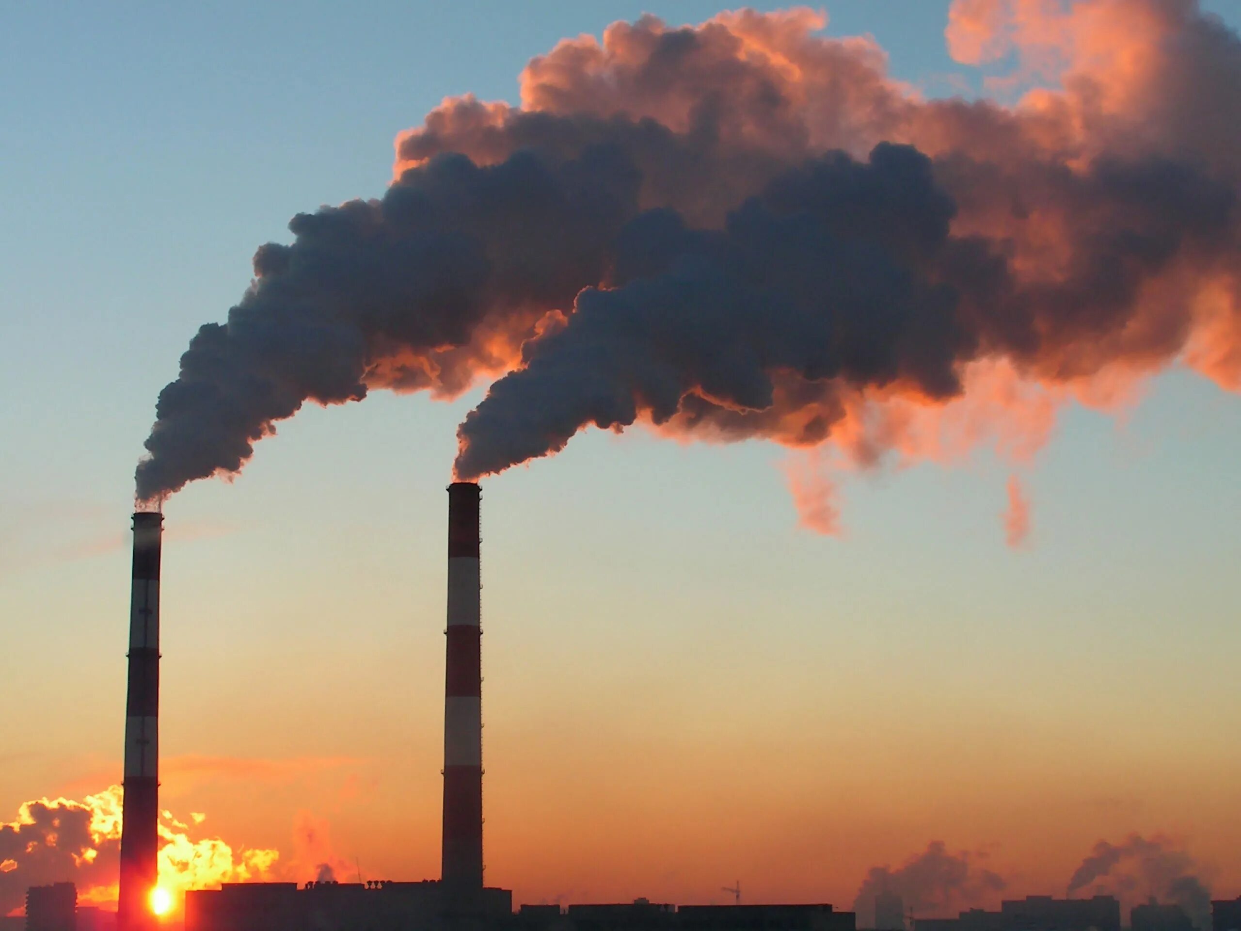 Выброс токсичных веществ. Выбросы в атмосферу загрязняющих веществ. Выбросы в воздух загрязняющих вредных веществ. Стационарные источники выбросов в атмосферу. Промышленные предприятия выбрасывают в атмосферу азот.
