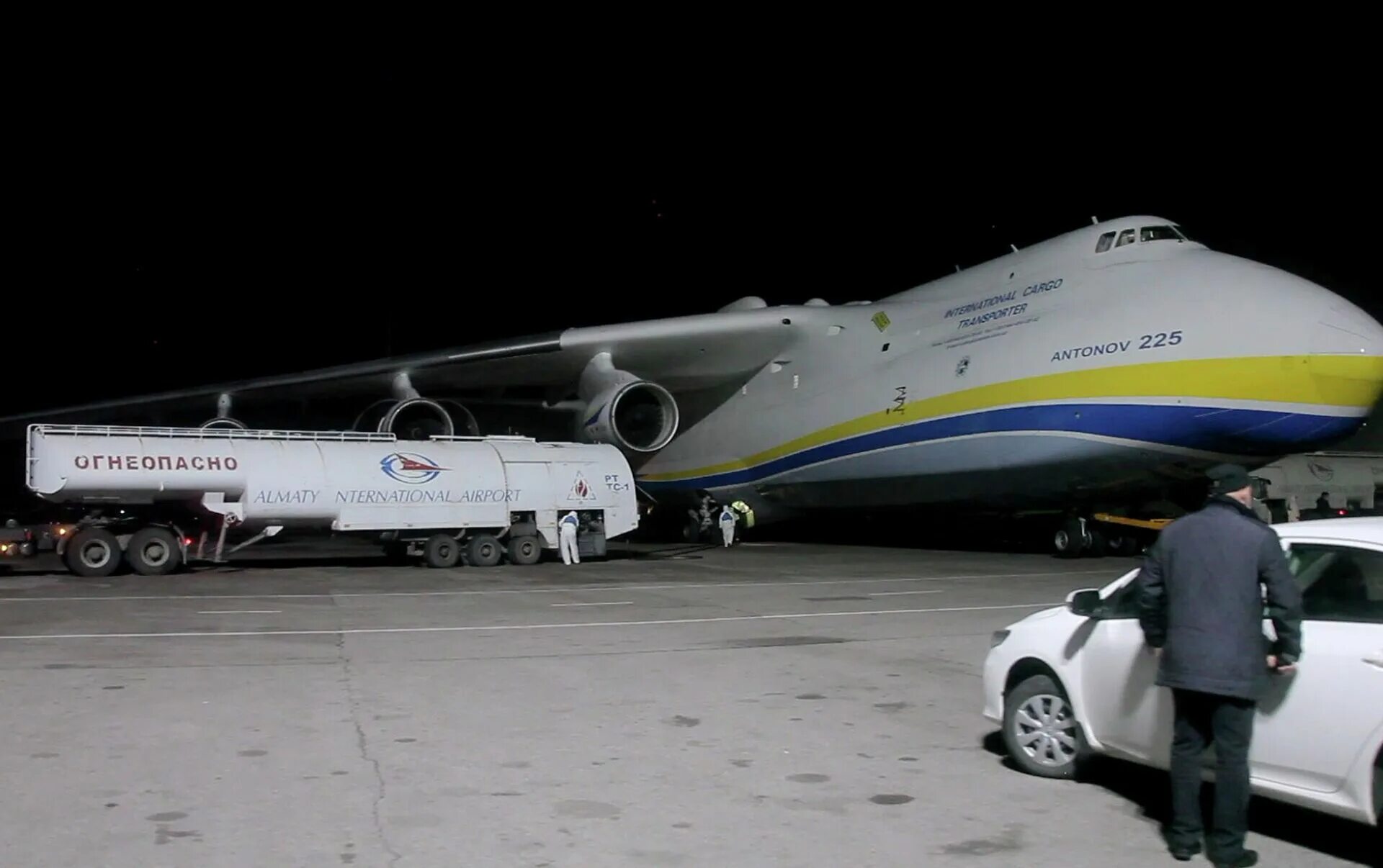 Грузовой самолет видео. Ан 124 100. Огромный самолет. Самые большие самолеты в мире. Super guppy самолет.