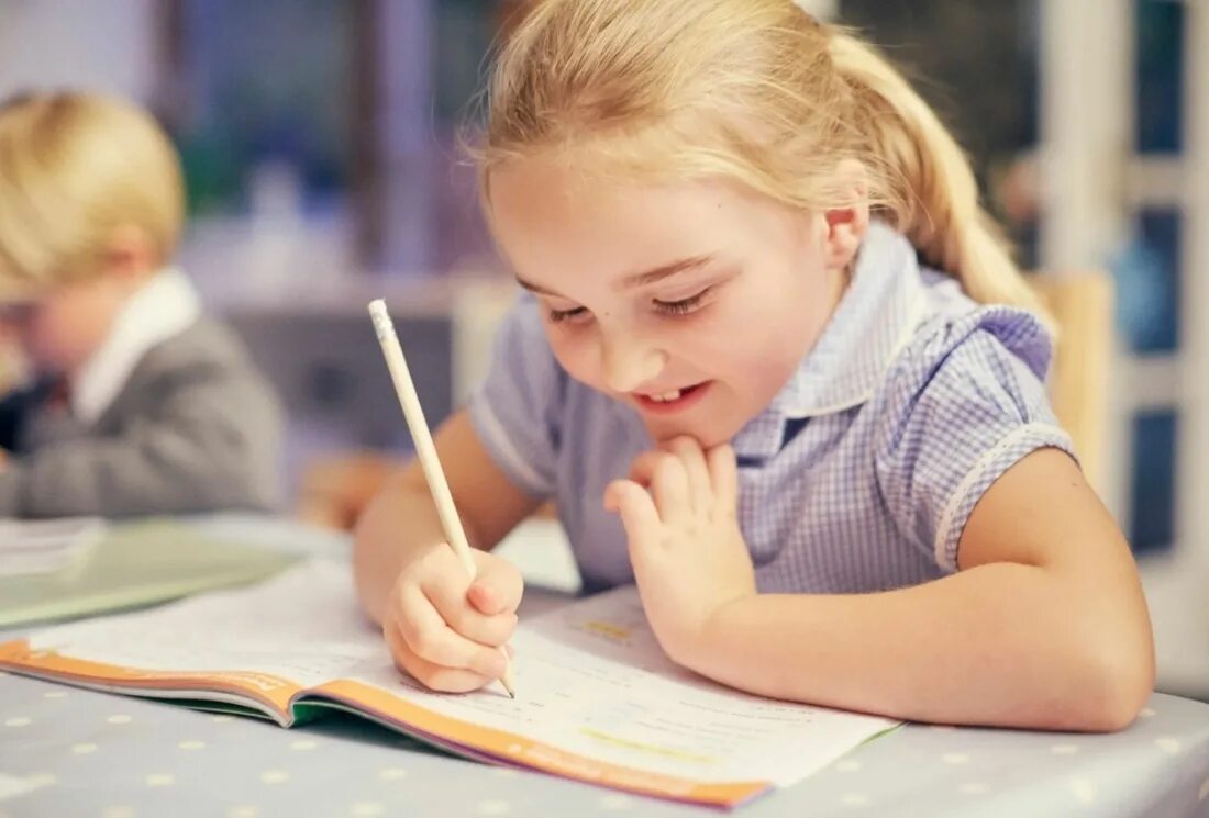 Школьник пишет. Дети в школе. Прилежный ученик. Ребенок пишет.