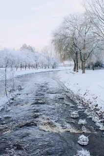 Зима легкий мороз на реке во льду