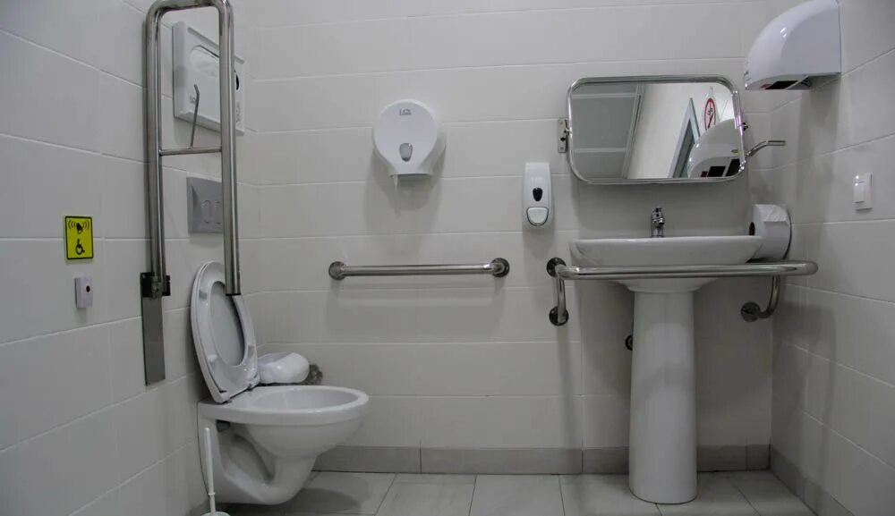 Туалеты должны быть оборудованы. Унитаз для маломобильных групп населения PRS-01. Туалет для инвалидов маломобильных групп. Санузел длямаломобильтных групп. Поручни для маломобильных групп населения в санузлах.