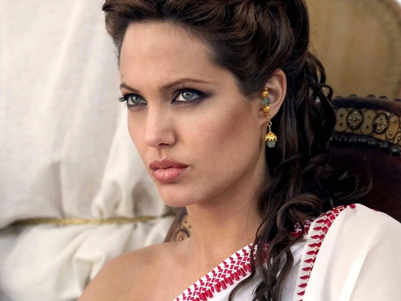 Красивая на греческом. Анджелина Джоли.