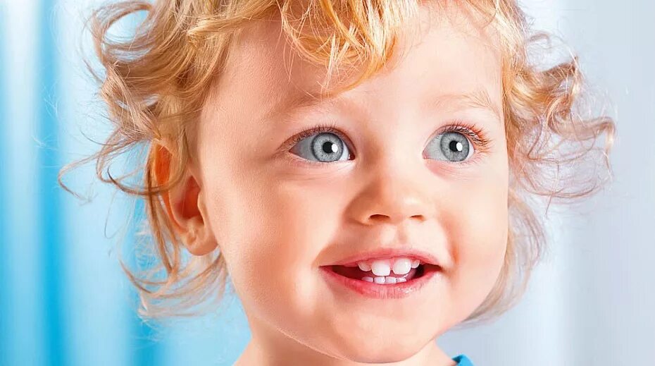 красивая детская улыбка. ребенок улыбается. красивые детские зубы. красивые зубы у детей. чистые зубы.