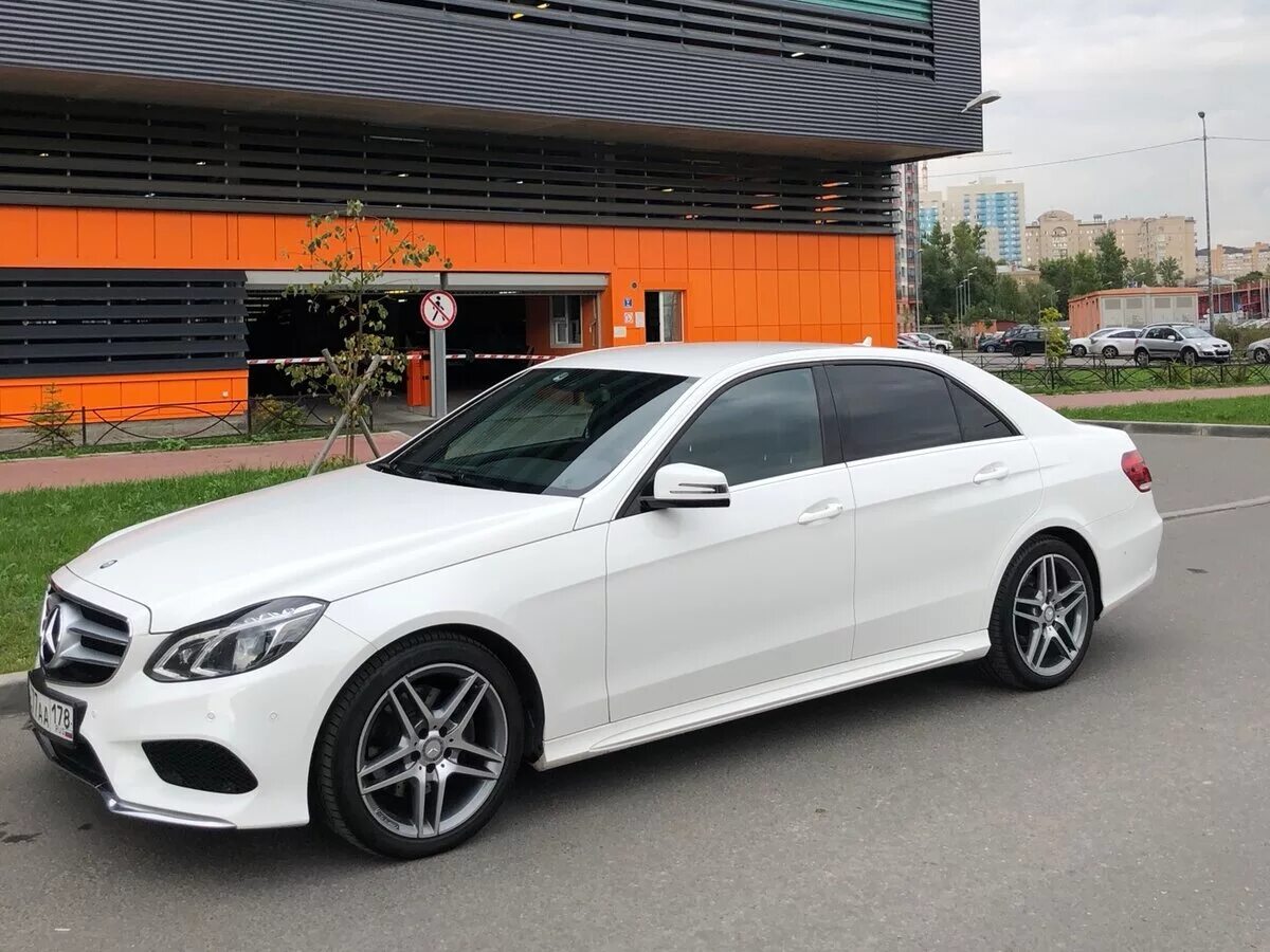 Купить мерседес е 212. Mercedes Benz w212 белый. Мерседес Бенц 212 Рестайлинг. Mercedes w212 White. Белый Мерседес w212 р20.