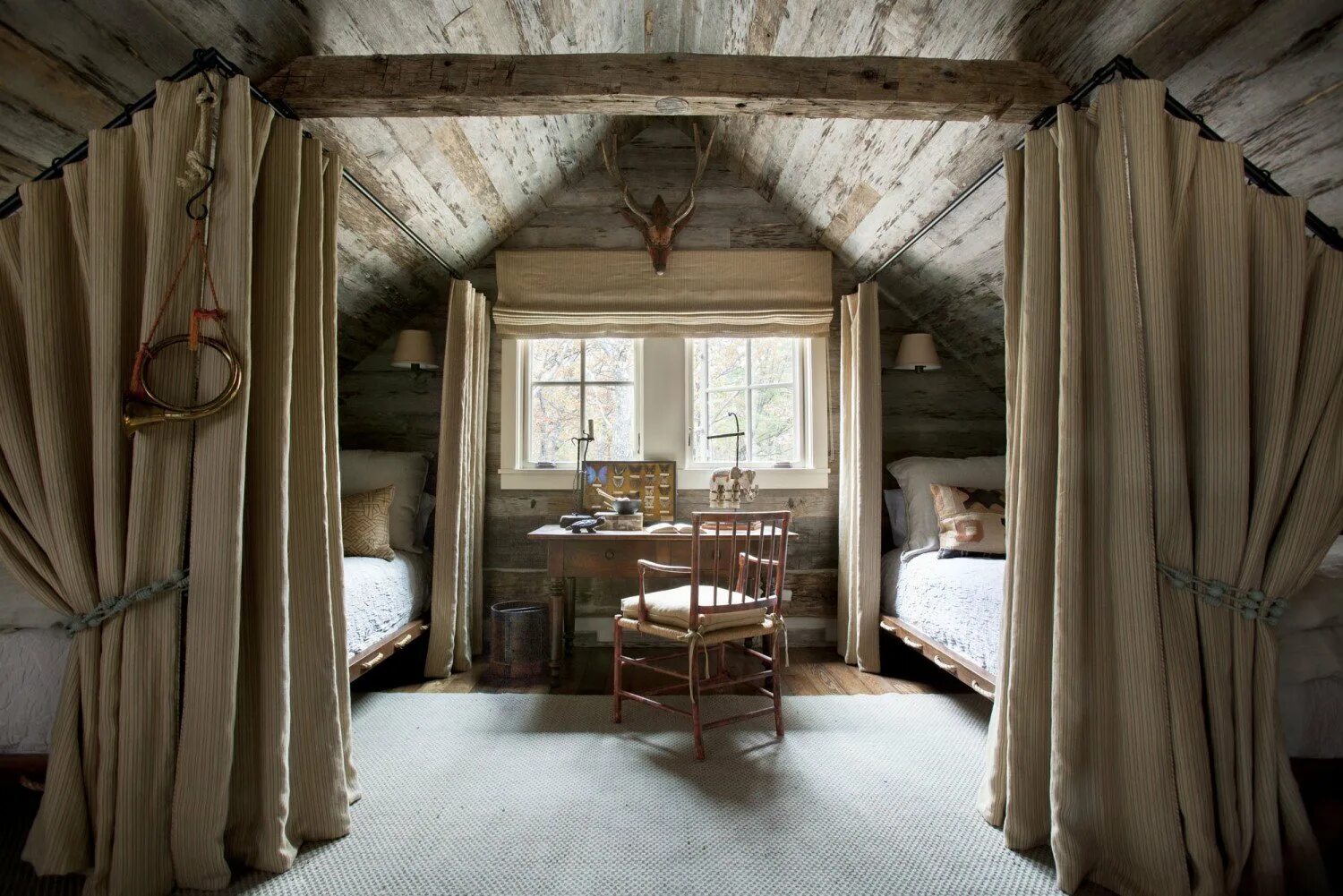 Деревенская комната. Данн Кэтрин "чердак / Attic". Уютный деревянный домик внутри. Спальня в избе. Спальня на чердаке в деревенской стиле.