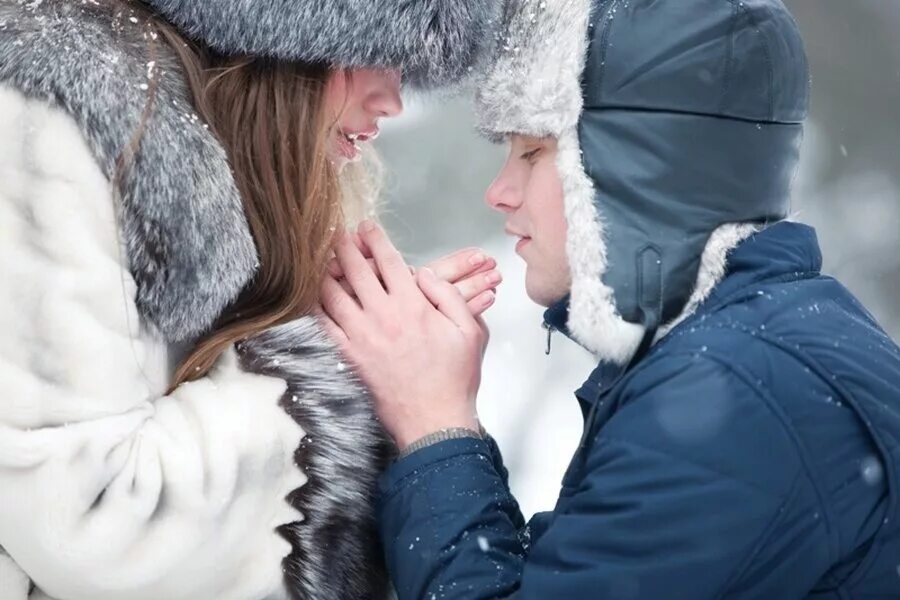 Покажи теплее. Мужчина и женщина зима. Парень и девушка на морозе. Согреться в Мороз. Согреться холодной зимой.