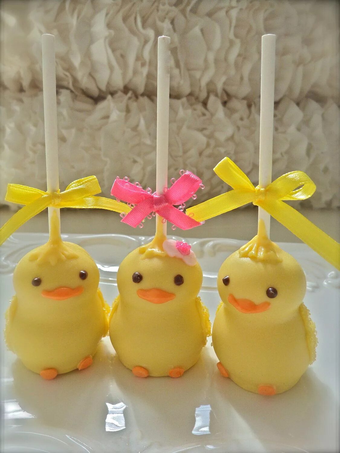 Цыплята из зефира. Пасхальные цыплята на палочке. цыплята из меренги. цыпленок из безе на пасху. цыплята из маршмеллоу.