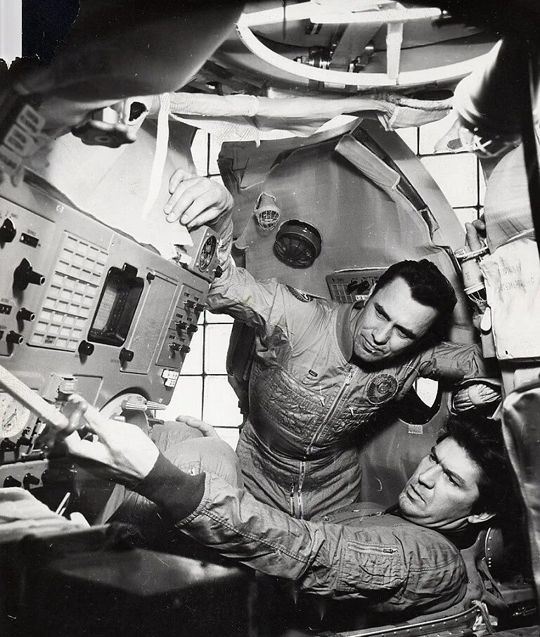 Первые космические полеты в ссср. Инженер в космосе. Советские инженеры в космосе. Союз 35.