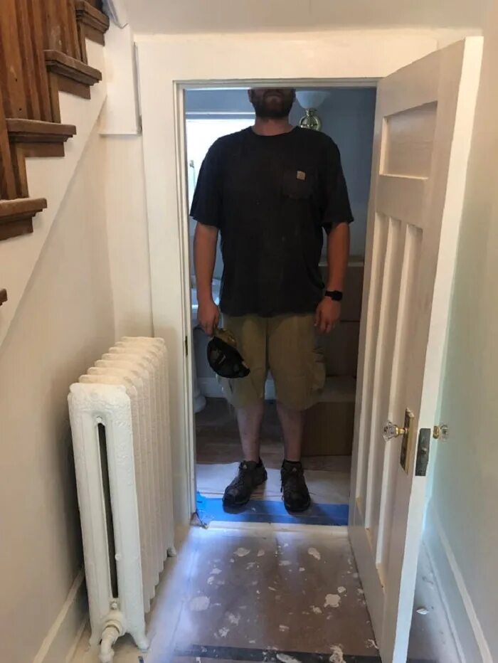 Вода в натяжном потолке. Человек упирается в потолок. Гиперактивный ребенок. Достать до потолка. Гиперактивные дошкольники.