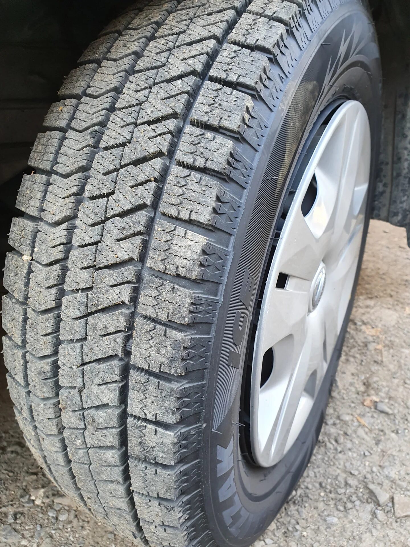 Шины бриджстоун айс. Bridgestone Blizzak Ice. Резина Bridgestone Blizzak Ice. Blizzak Ice 02. Резина Бриджстоун зимняя на 14.