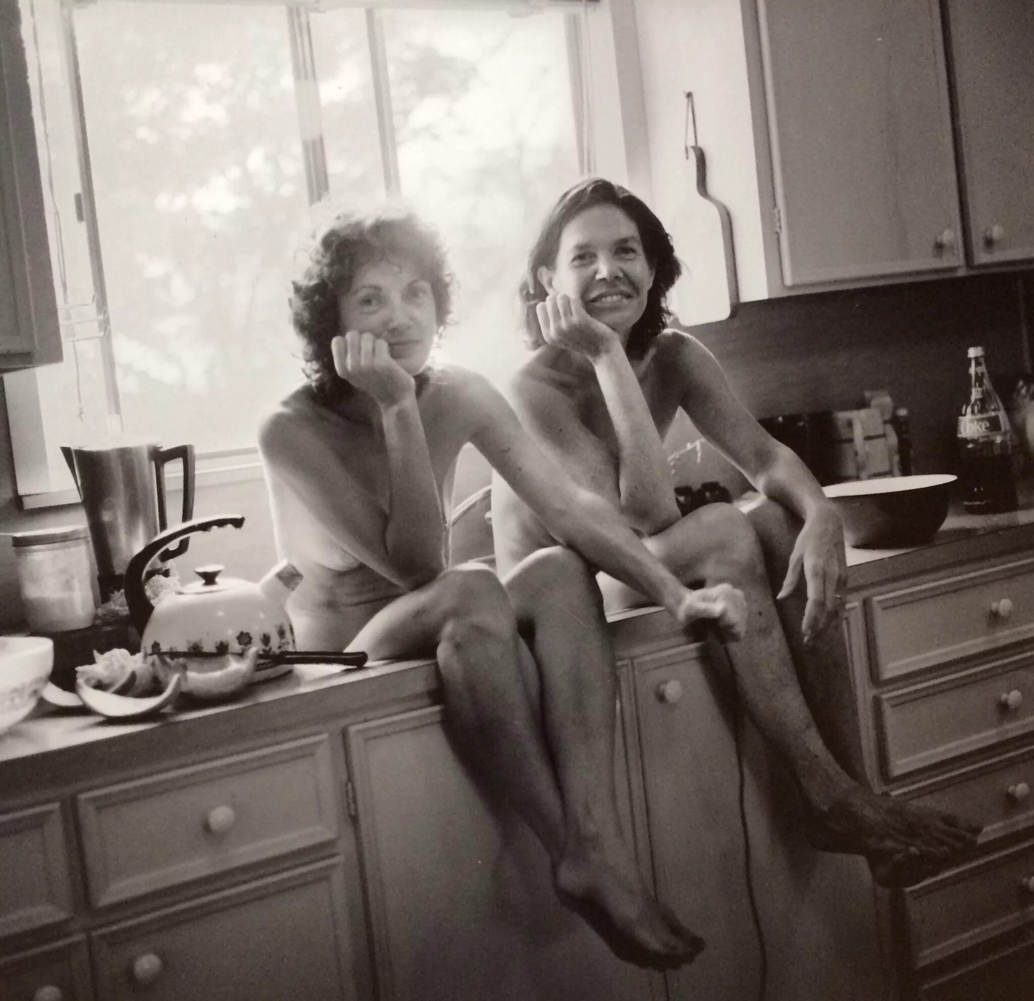 Видео ретро мама. Снимки из домашнего архива. Шведские семьи ретро. Ретро домашнее. Ретро нудистка на кухне.