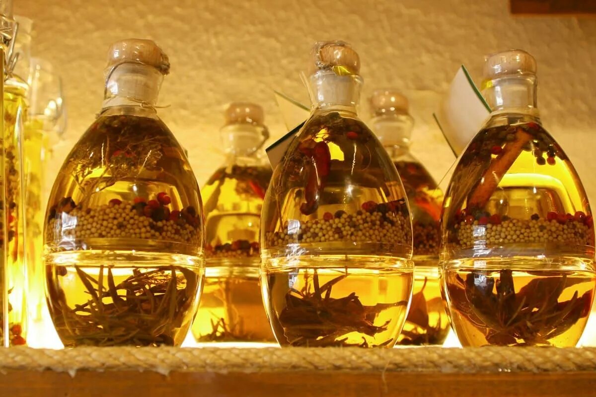 Бутылка для масла. Бутылка оливкового масла. Декор бутылок для масла. Хранение растительного масла.