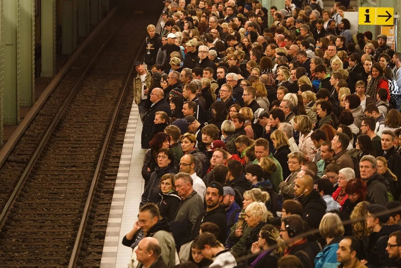 Сколько человек на станции. Час пик в метро в Москве. ЧАСПИК В Московском метро. ЧАСПИК В московсом метро. Люди в час пик в метро Москвы.