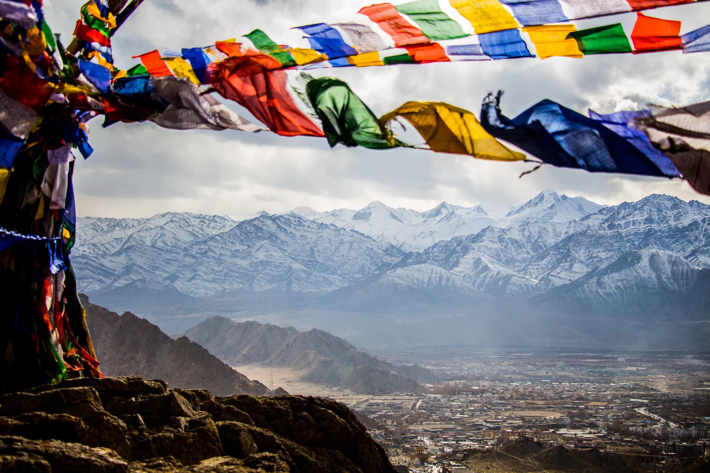 Флаг горна. Флаг на горе. Непальские флажки. Флажки в горах. Красивый флаг горы.
