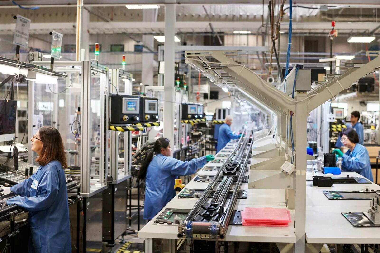 Где производится продукция. Foxconn завод Apple. Завод эпл в Китае. Завод Эппл в США. Завод айфон в Китае.