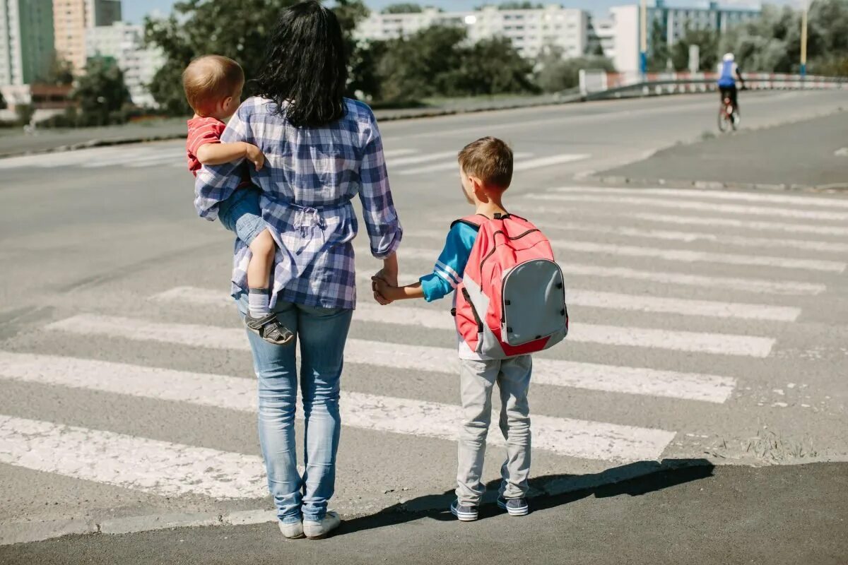 Стой мама идет. Дети пешеходы. Родители и дети на дороге. Пешеходный для детей. Мама с ребенком переходят дорогу.