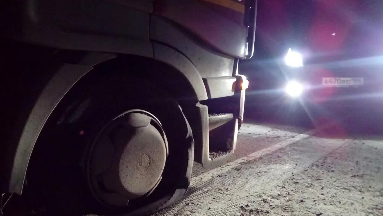 Смывает фуры. Колесо на выстрел. колесо фуры и бордюр.