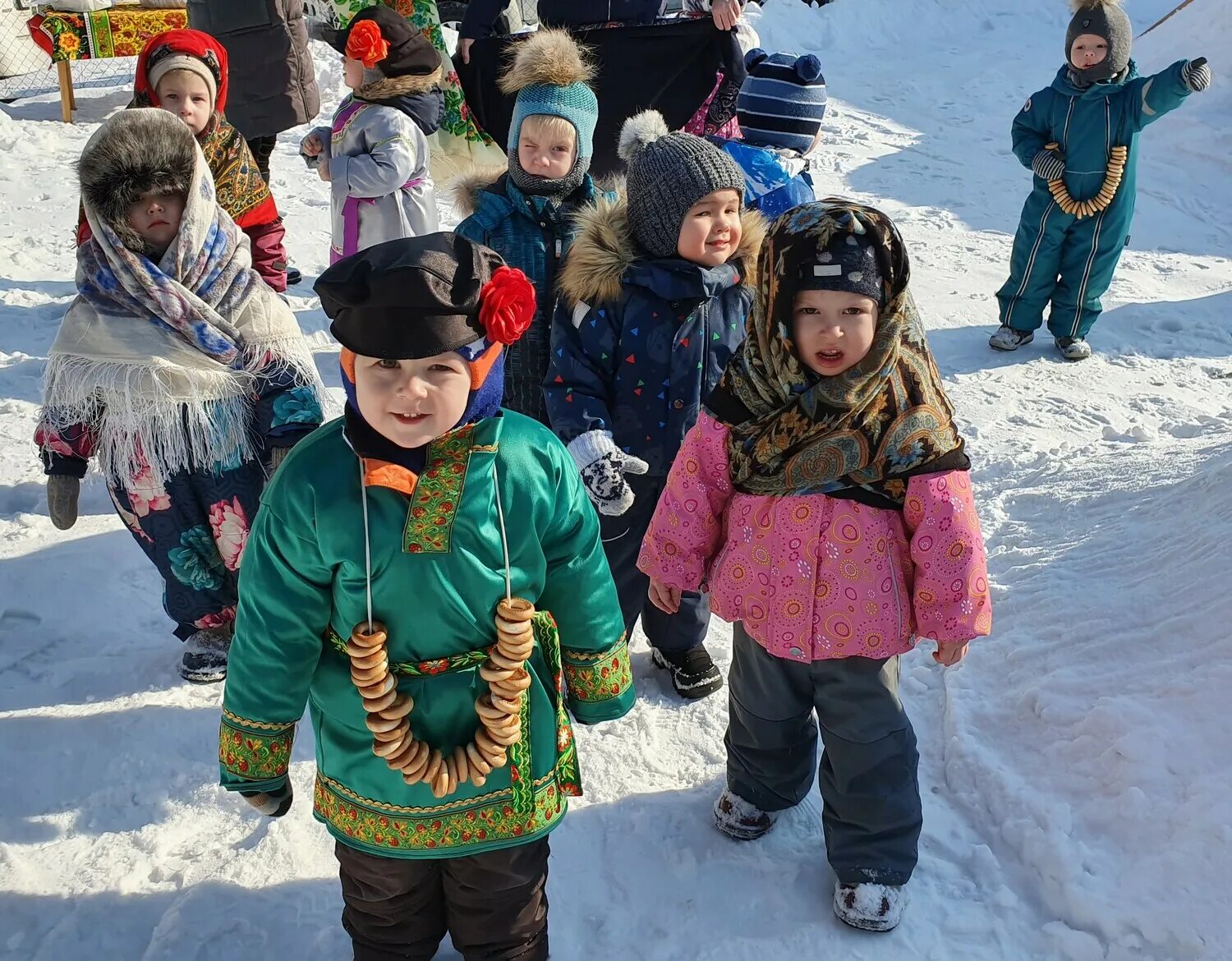 Масленица веселье. Гуляние детей. Масленичные гуляния в деревне. Масленичные гуляния в детском саду