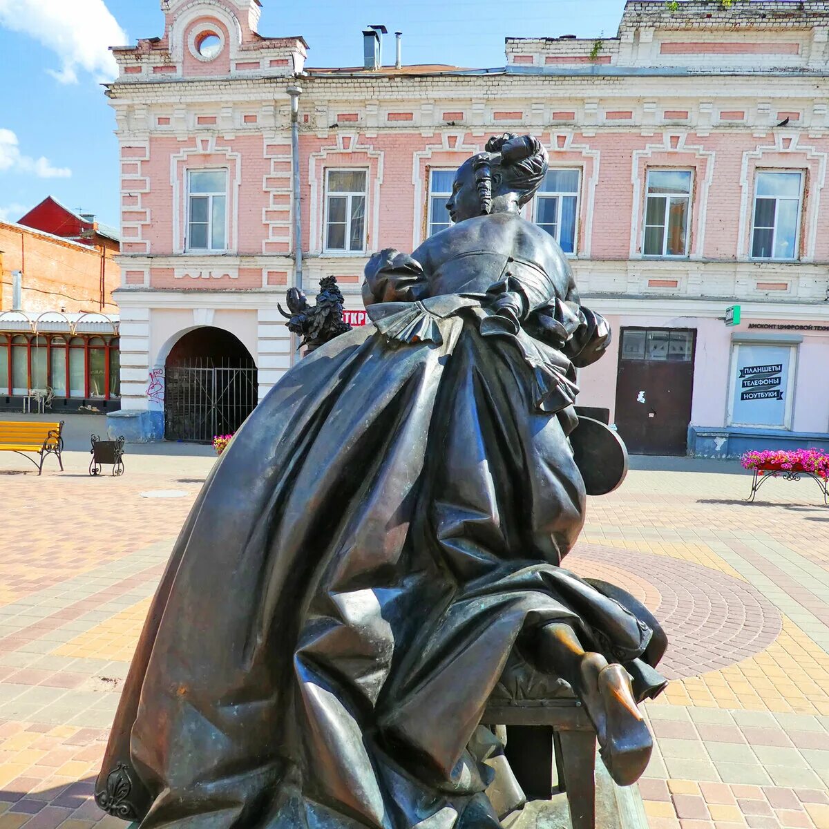 Тамбов скульптура казначейша. Тамбов скульптура тамбовская казначейша. Памятник тамбовской казначейше. Тамбовская казначейша памятник. Тамбов скульптура тамбовская казначейша.