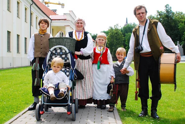 литва семья дети. семья в литве. семья в литве. семья в литве. русская семья в литве.