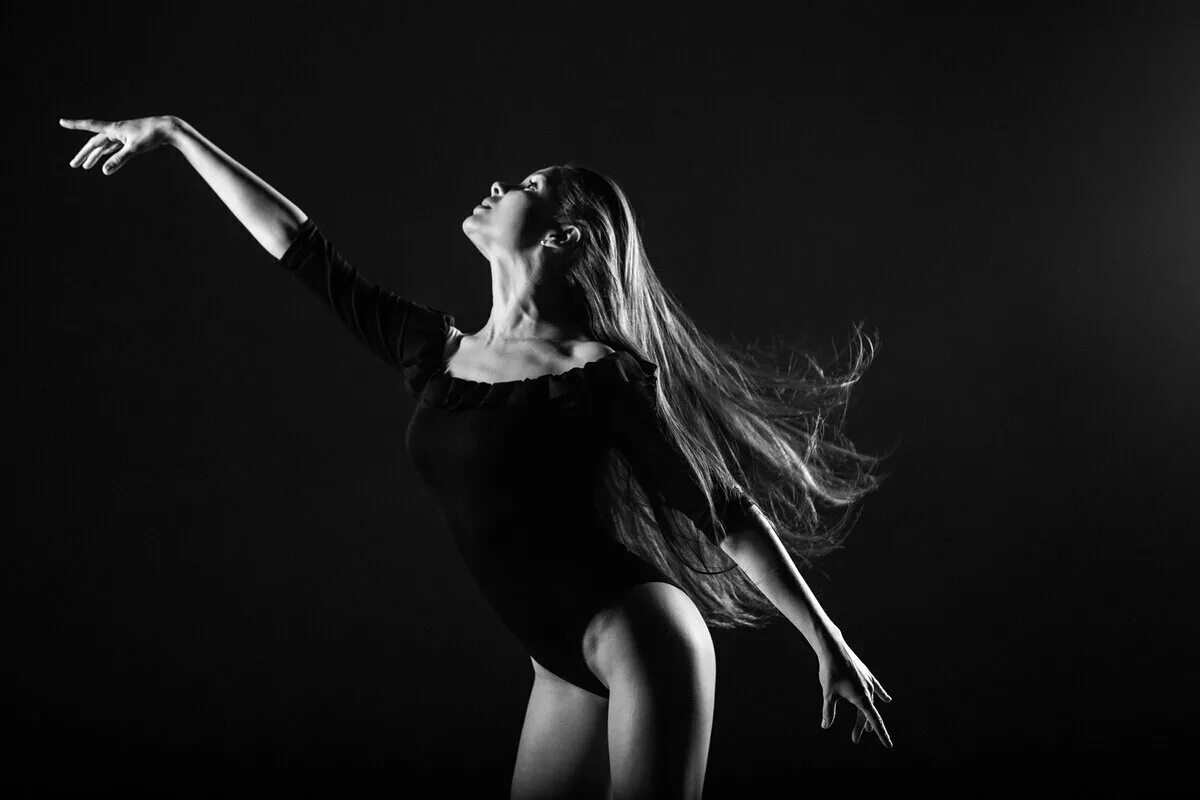 танцующая девушка в черном. танцовщица в черном. танцующая девушка. мишель комте фотограф. балерина в черном.