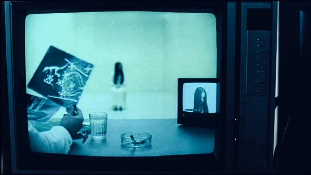 Девушка вылезает из телевизора. Звонок 2002 Самара Морган. Проекционная термография Samara Morgan.
