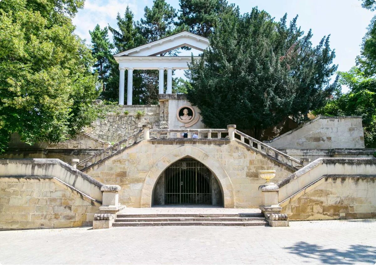 скульптура орла на горе машук в пятигорске. пятигорск кисловодск города. курортный парк пятигорска. парк лермонтова кисловодск. академическая галерея пятигорск.