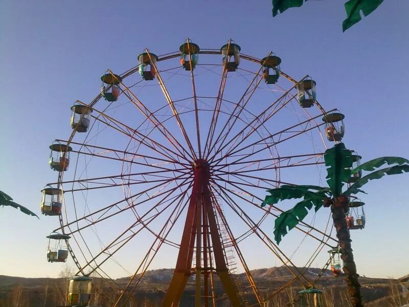 роев ручей аттракционы. парк роев ручей. роев ручей красноярск аттракционы. город красноярск парк роев ручей. колесо обозрения в красноярске роев ручей.