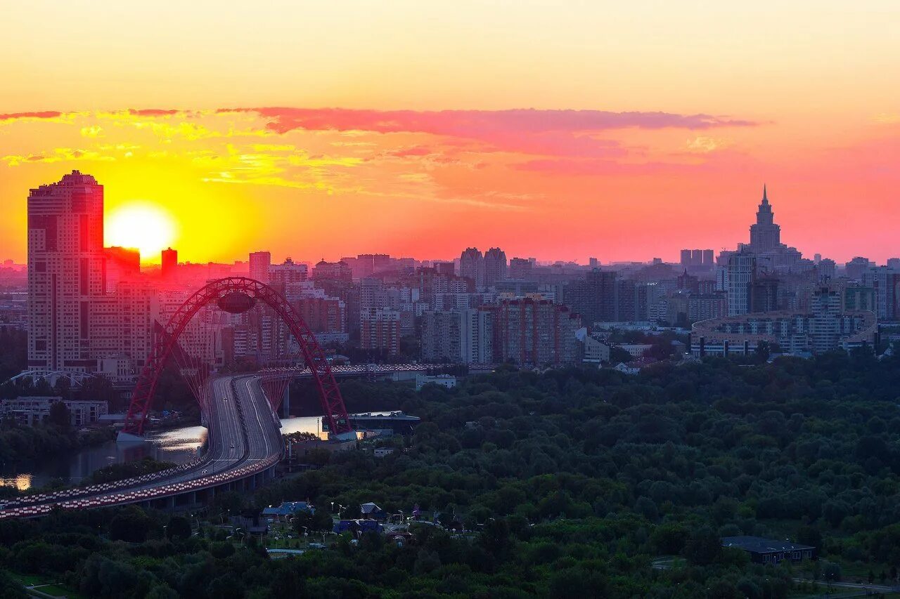 Когда закат в москве. Кутузовский проспект закат. Краснопресненская магистраль живописный мост. Рассвет в городе. Закат в городе.