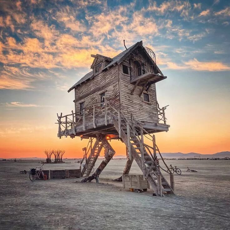 Interesting photo. Жилище на Burning man. Необычные фотографии. Интересные фото. Избушка на курьих ножках.