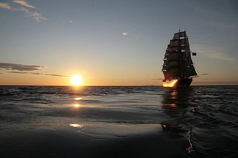 Корабль вдали. Корабль в море. Парусник в море. Корабль на закате.