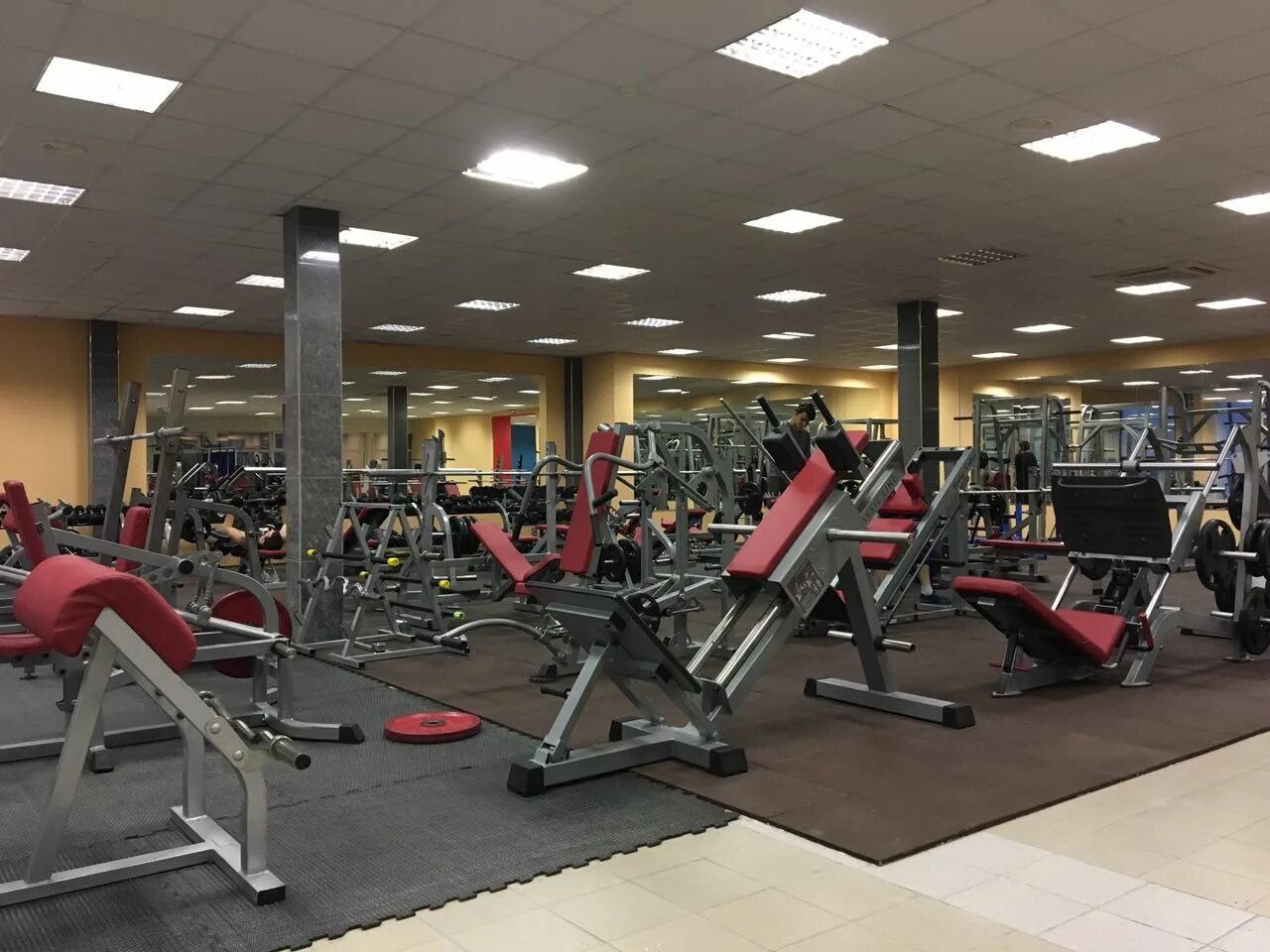 Клуб 18 нагатинская. Тренажерный 18. Фитнес зал тренажеры. Фитнес клуб come on gym, москва. Кузбасс арена тренажерный зал.