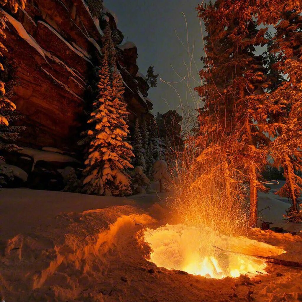 Огонь зимой. Костер зимой в лесу. Костер в зимнем лесу. Зимние огни.